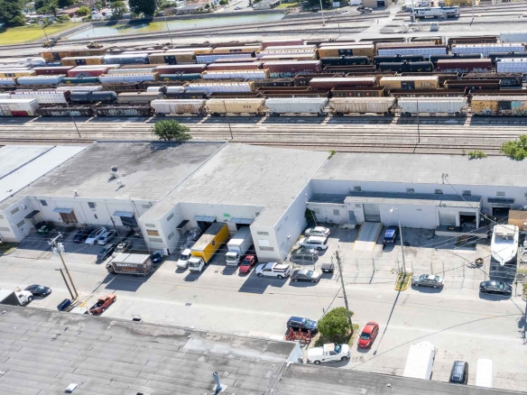 Caribbean Warehouse aerial view – bodega en alquiler en Hialeah, Florida