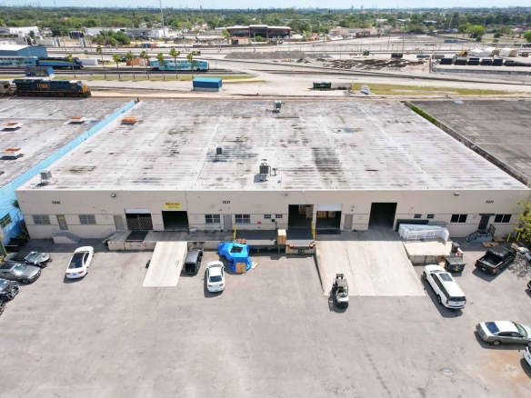 Pacific Warehouse aerial view – bodega para rentar en Hialeah, Florida